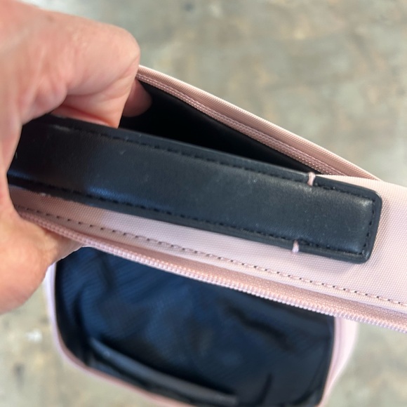 Away cosmetic bag 💕 - Picture 4 of 10